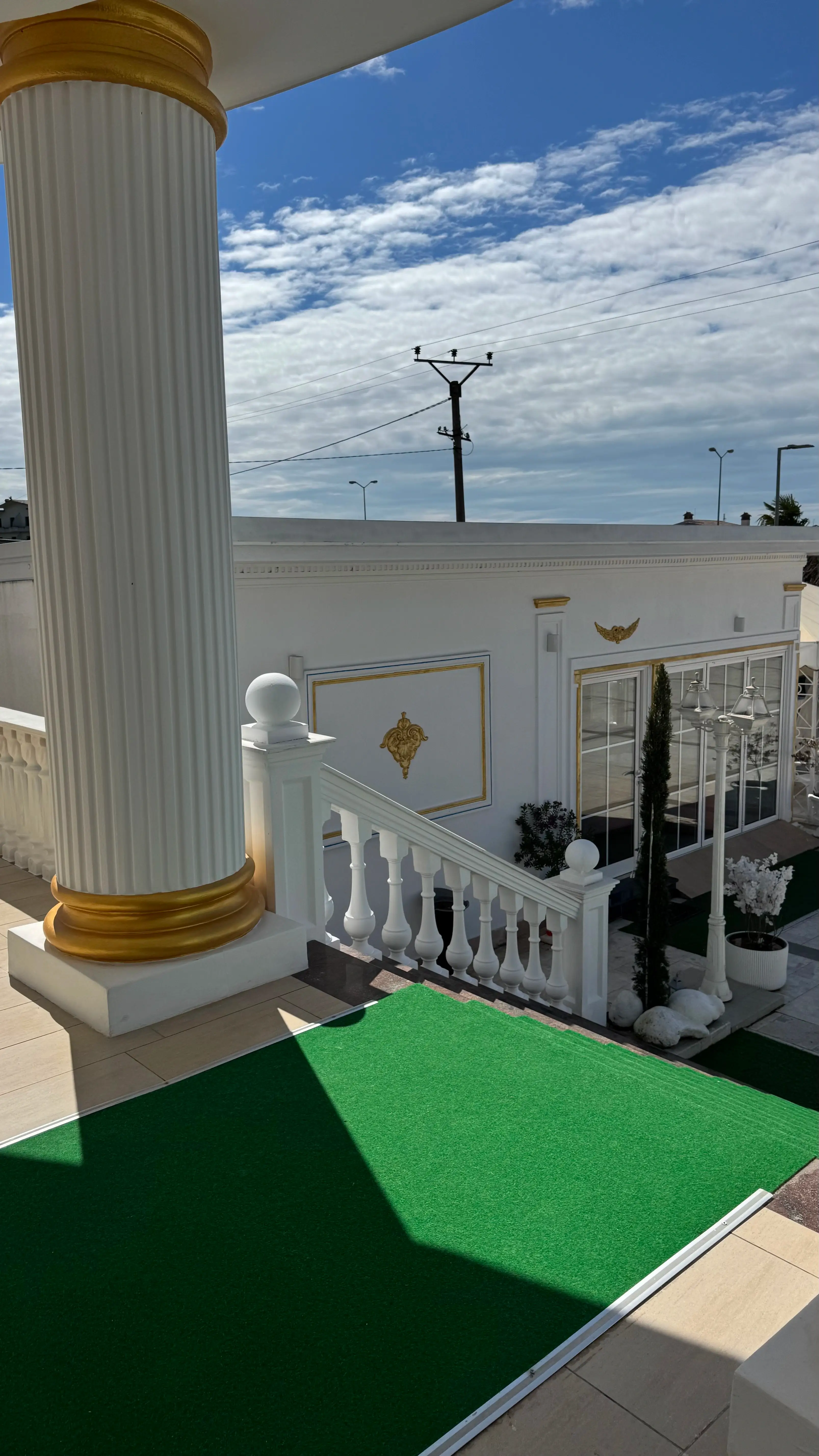 Pamje ditore dhe nate e ambientit të jashtëm