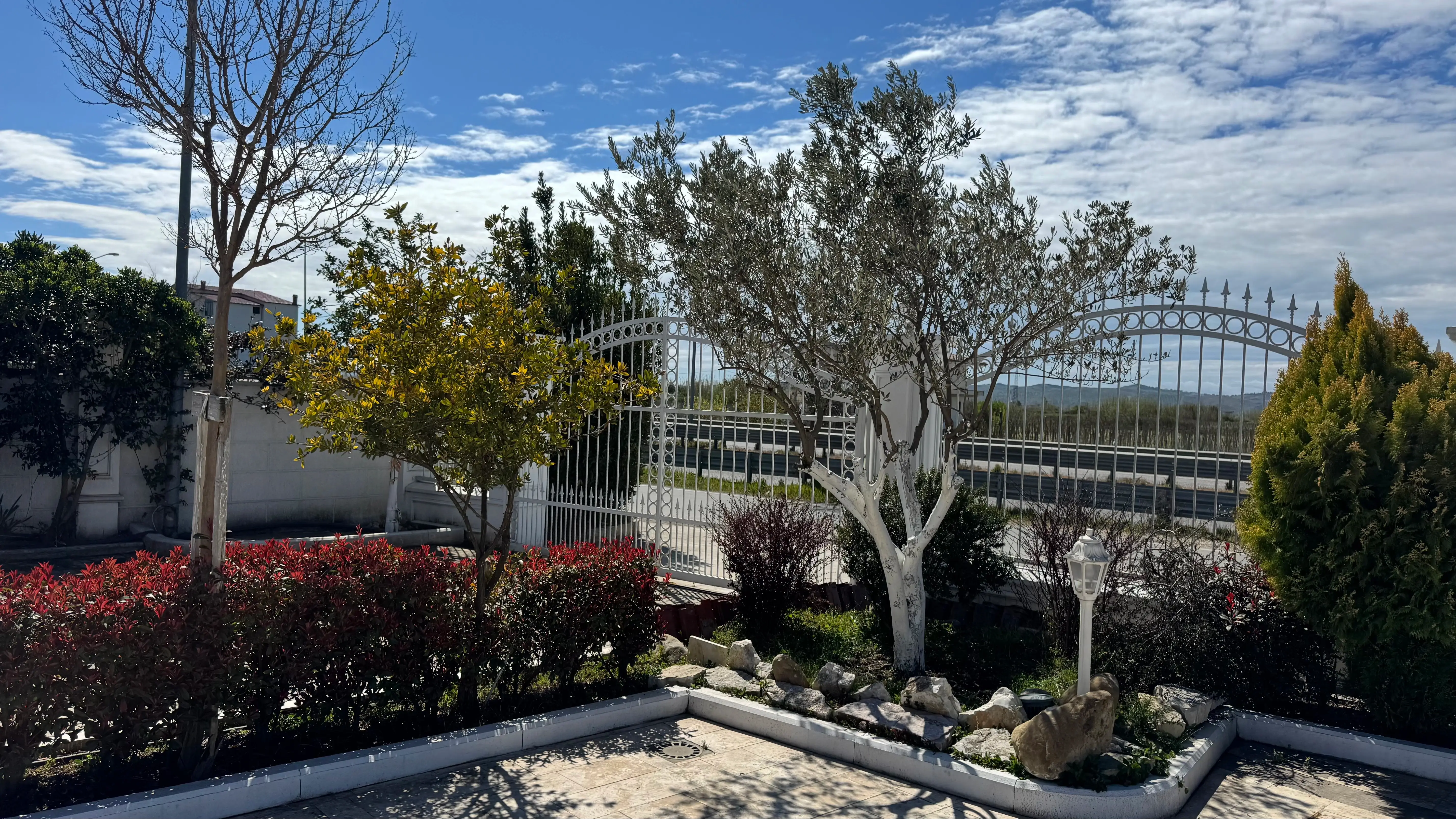 Oborri dhe gjelbërimi i jashtëm në Modus