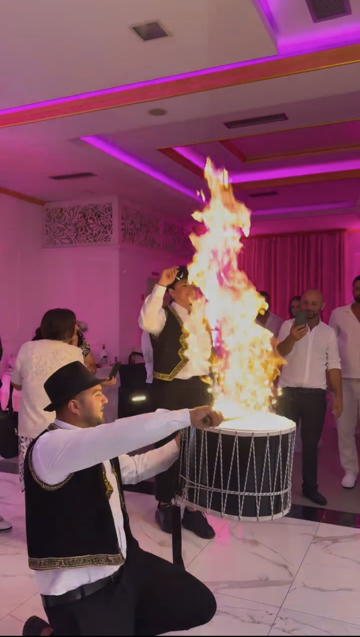 Pamje tradicionale nga ambienti i brendshëm në Modus