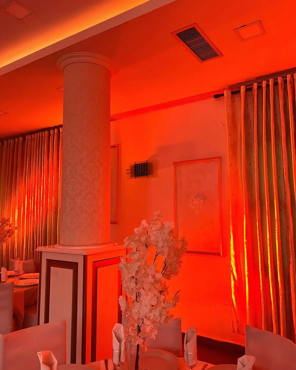 Pamje nate nga ambienti i brendshëm në Modus