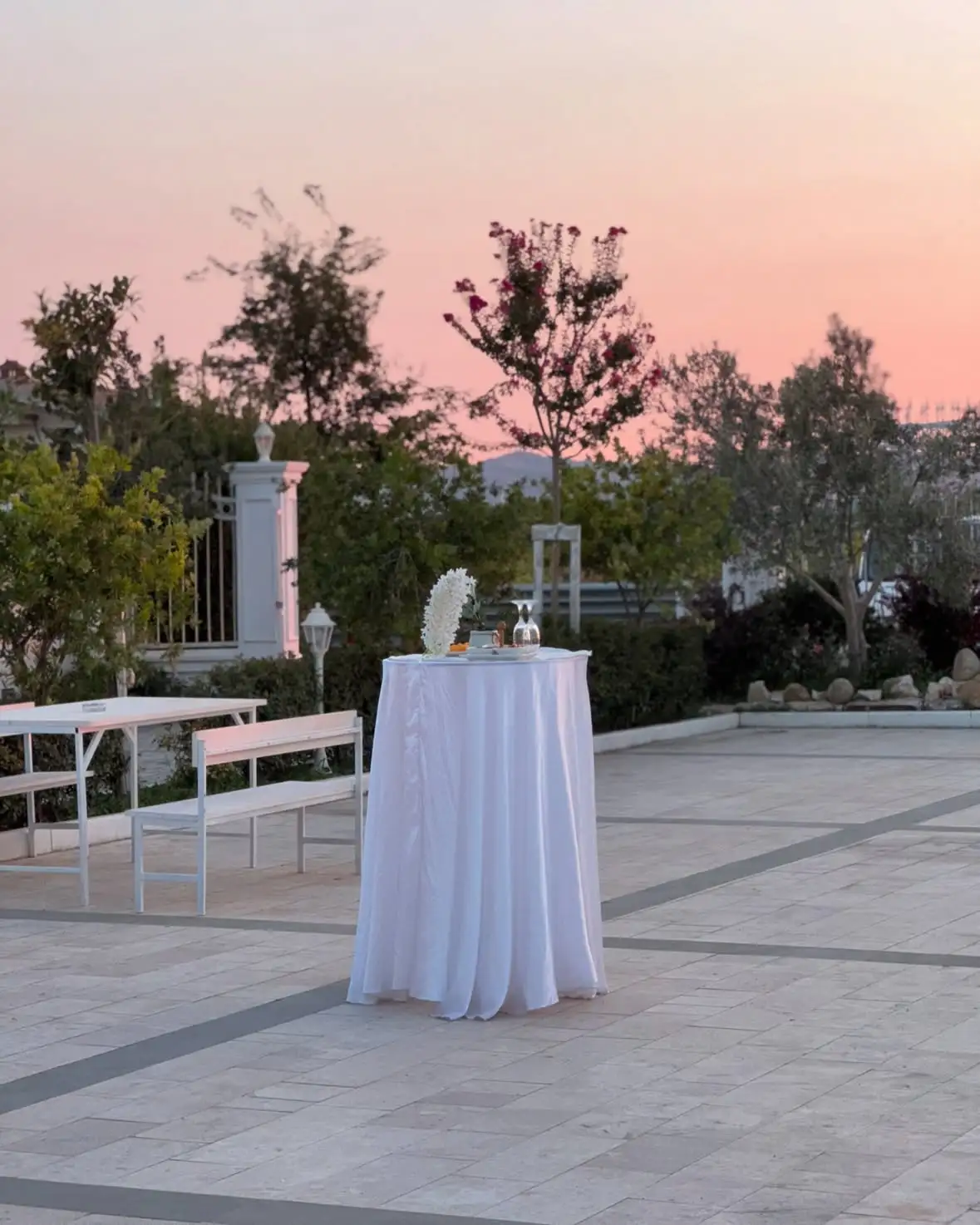 Pamje mbrëmjeje e ambientit të jashtëm në Modus